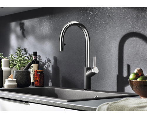 Évier de cuisine avec robinet et divers ustensiles de cuisine