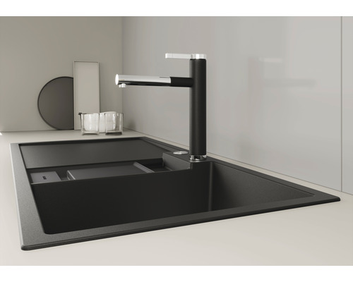 Schwarzes Spülbecken mit Armatur in einer Küchenszene