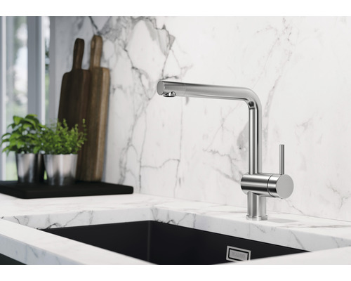 Robinet de cuisine en métal avec mitigeur sur évier avec plan de travail en marbre
