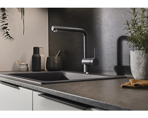 Küchenspüle mit Armatur, Arbeitsplatte und Küchenutensilien