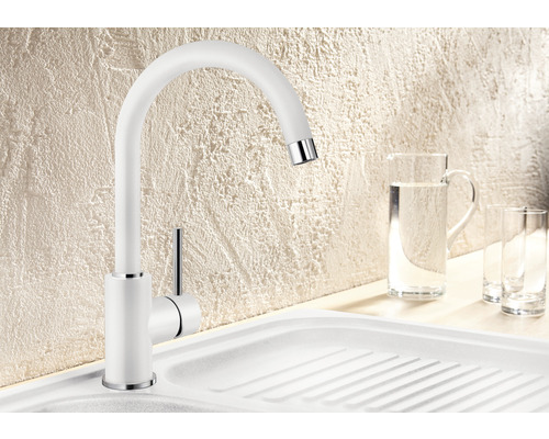 Robinet de cuisine blanc avec col de cygne sur un évier