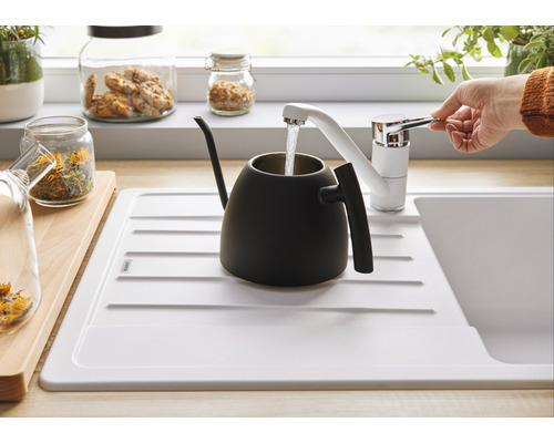 Évier avec robinet et bouilloire sur l''égouttoir