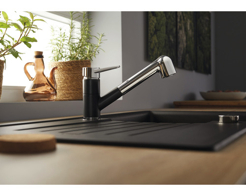 Évier de cuisine avec robinet et douchette extractible.