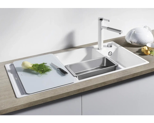 Küchenspüle mit Schneidebrett, Abtropfschale und Armatur