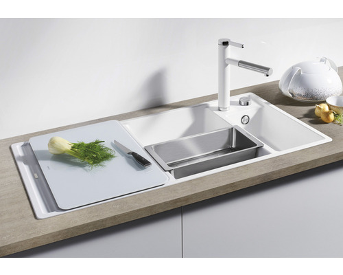 Évier de cuisine avec planche à découper, égouttoir, robinet et aliments