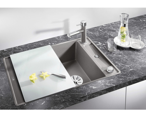 Spüle mit Schneidebrett, Armatur und Spülmittelspender auf einer Arbeitsplatte