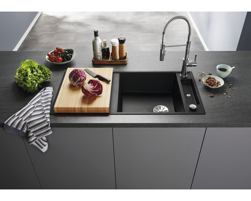 Évier de cuisine avec planche à découper et robinetterie