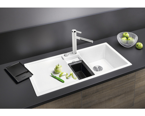 Küchenspüle mit Abtropffläche, Wasserhahn und Zubehör auf einer Arbeitsplatte