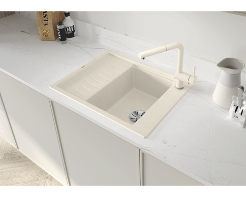 Spüle mit Abtropffläche und Wasserhahn auf einer Küchentheke