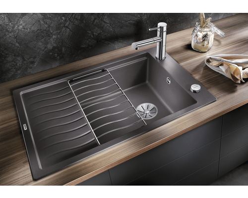 Spüle mit Abtropfgestell und Armatur auf einer Arbeitsplatte