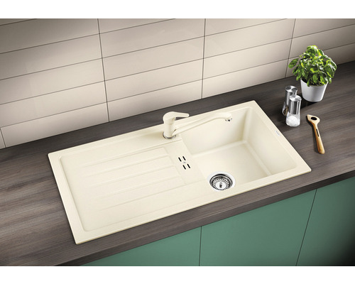 Évier avec égouttoir et robinet sur un plan de cuisine