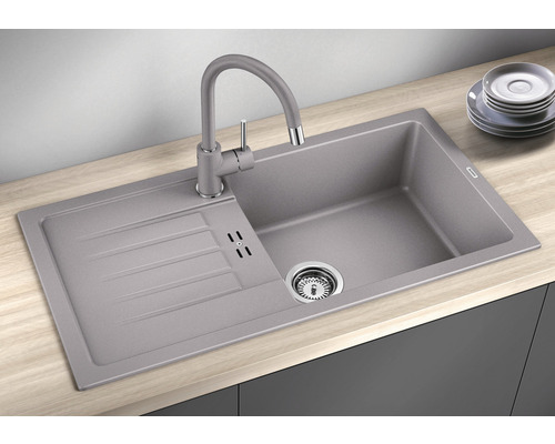 Spüle mit Abtropffläche und Wasserhahn