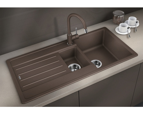 Spüle aus Verbundwerkstoff mit Abtropffläche und Wasserhahn