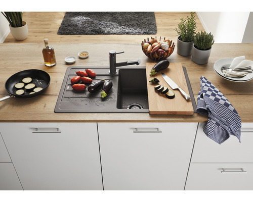 Küchenspüle aus Verbundmaterial mit Armatur in einer modernen Küche