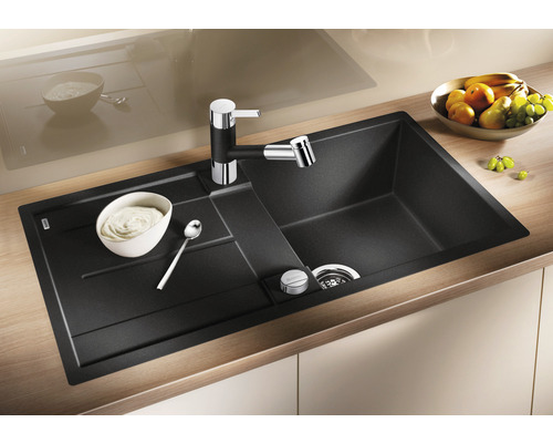 Spültisch aus Granit mit Abtropffläche und Armatur