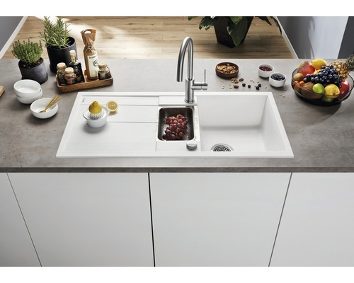 Küchenspüle mit Abtropffläche, Spülbecken und Armatur auf einer Arbeitsplatte