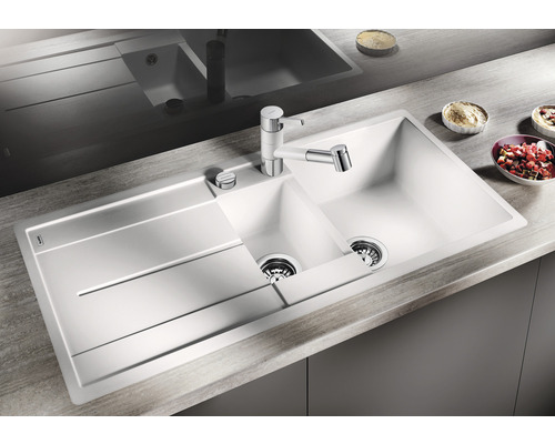 Spüle mit Abtropffläche und Wasserhahn auf einer Arbeitsplatte