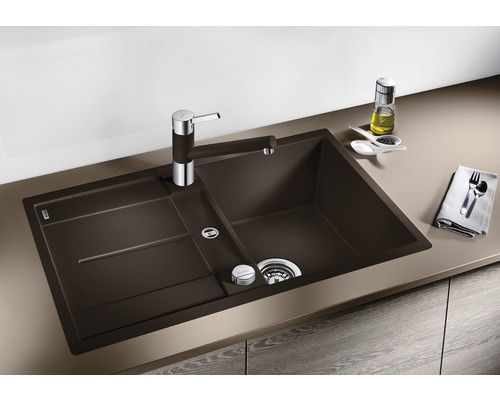 Spüle mit Abtropffläche und Armatur auf einer Arbeitsplatte