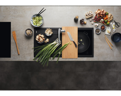 Scène de cuisine avec évier, planche à découper, couteau de cuisine et ingrédients