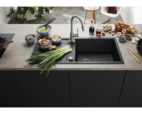 Évier avec égouttoir, robinetterie et divers aliments sur le plan de travail