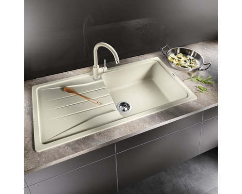 Beige Küchenspüle aus Verbundmaterial mit Abtropffläche und passender Armatur