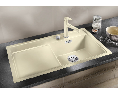 Spültischarmatur mit Spülbecken auf einer Arbeitsplatte