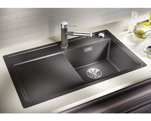 Spüle aus Verbundwerkstoff mit Abtropffläche und Wasserhahn