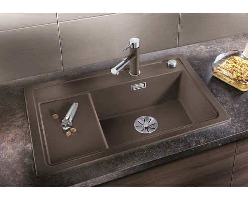 Spüle mit Abtropffläche, Armatur und Spülmittelspender auf einer Küchentheke