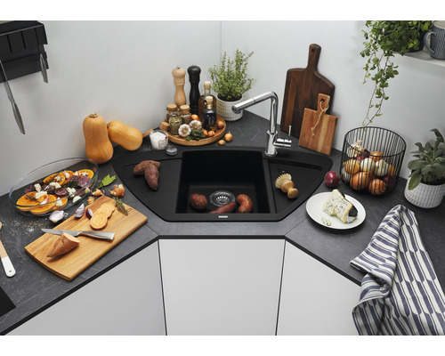 Eckspüle in einer Küche mit Lebensmitteln und Küchenutensilien