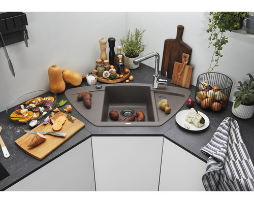 Eckspüle aus Verbundwerkstoff in einer Küche mit Lebensmitteln und Küchenutensilien