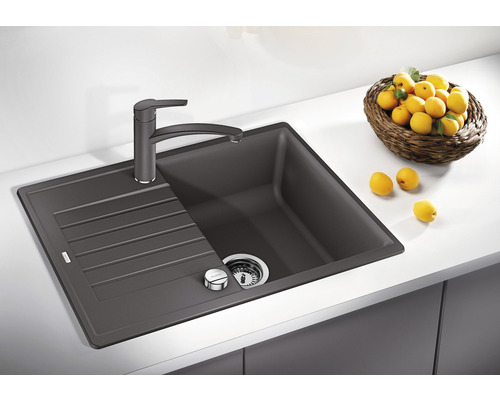 Spüle aus Silgranit mit Abtropffläche und Armatur auf einer Küchentheke.