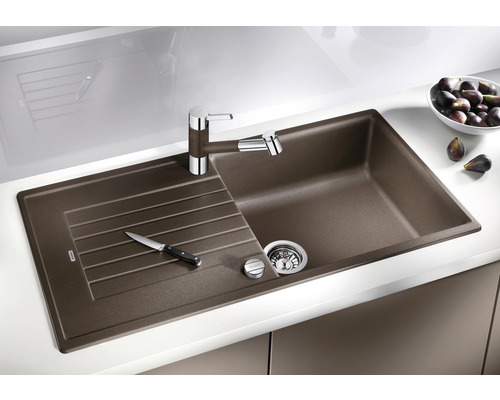 Évier avec égouttoir et robinetterie