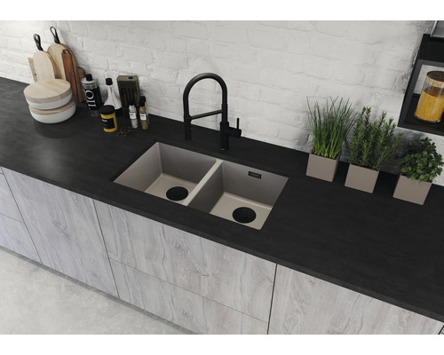 Doppelspüle mit Armatur in einer modernen Küche