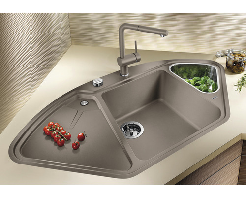 Évier d''angle avec robinetterie, égouttoir et station à légumes