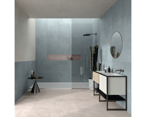 Salle de bain moderne avec carreaux bleus et mobilier minimaliste.