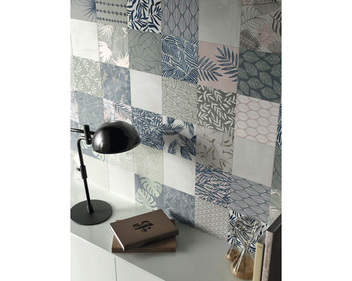 Aménagement mural avec des carreaux à l''aspect patchwork et motifs floraux