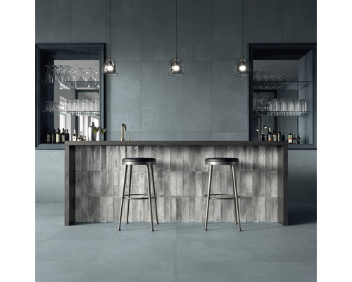 Barbereich mit Fliesenboden, Bartheke, zwei Barhockern und zwei Spiegelvitrinen