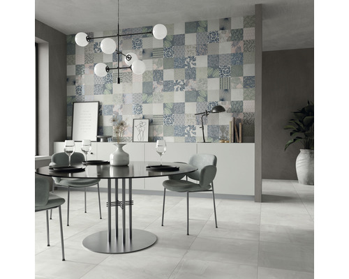 Salle à manger avec table à manger, chaises et carreaux muraux décoratifs en patchwork