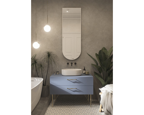 Salle de bains avec meuble-lavabo, vasque à poser, miroir et plantes