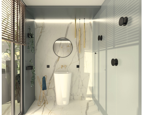 Helles Badezimmer mit freistehendem Waschbecken, rundem Spiegel und goldenen Akzenten