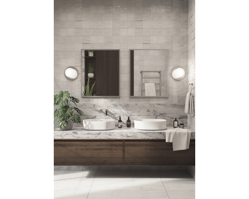 Helles Badezimmer mit Doppelwaschbecken, Spiegeln und Holzelementen für ein modernes Design