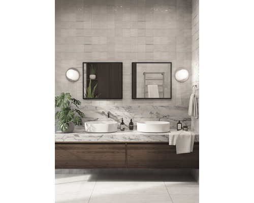 Helles Badezimmer mit Doppelwaschbecken, Spiegeln und Holzunterschrank