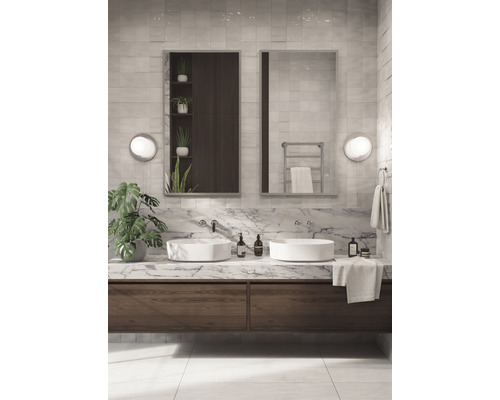 Salle de bains avec meuble-lavabo double, miroir et plantes