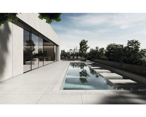 Terrasse avec dalles en béton, piscine et vue sur la ville