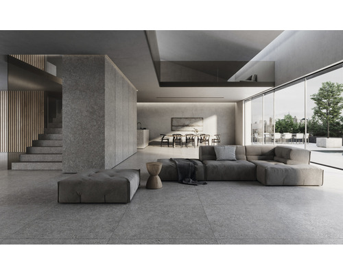 Heller Wohnraum mit Treppe, Sitzgruppe und Essbereich.