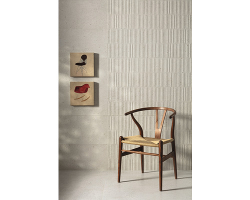 Vue d''une pièce avec carrelage en céramique au mur et au sol, chaise et décoration murale