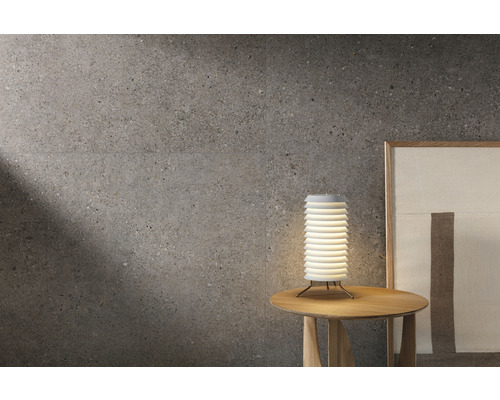 Carrelage mural à surface irrégulière à côté d''une lampe de chevet et d''une image