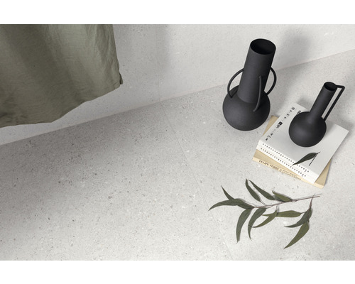 Sol clair avec décoration, comprenant des vases et des livres