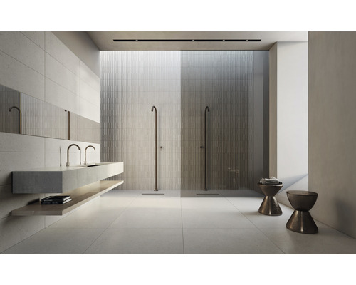 Salle de bain avec lavabo, miroir, douches et carrelage