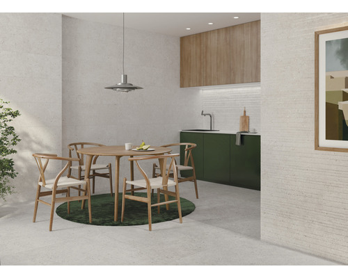 Pièce lumineuse avec table à manger, chaises, kitchenette et décoration